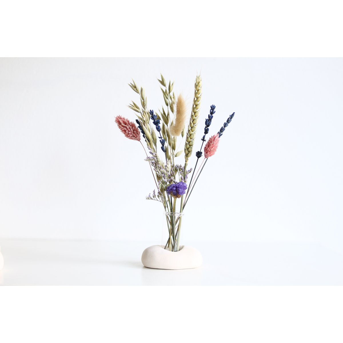 Vaasje van glas met keramiek houder en droogbloemen