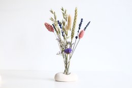 Glasvase mit Keramikhalter und Trockenblumen