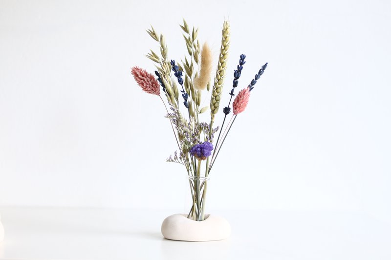 Glasvase mit Keramikhalter und Trockenblumen