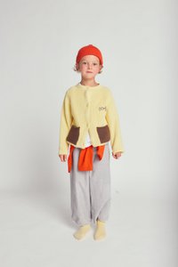 CARDIGAN MIT KONTRASTFARBIGEN TASCHEN