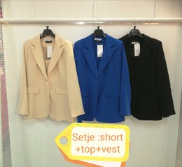 Tuta intera corta con top e giacca per un look business sportivo
