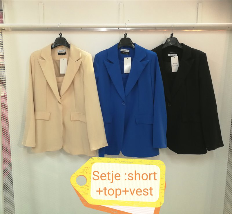 Tuta intera corta con top e giacca per un look business sportivo