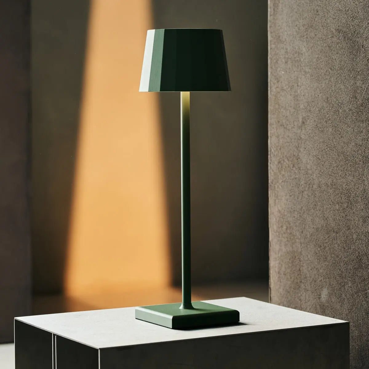 Kombi-Set Profi | 8 x Wouter Sage Green wiederaufladbare Tischlampen und Ladestation