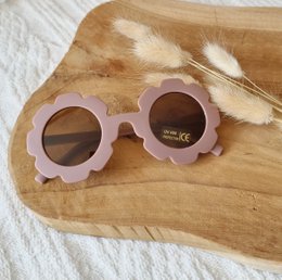 Flower-shaped children's sunglasses in old pink color, providing UV400 protection.