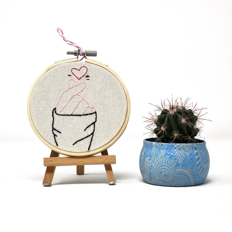 Håndlavet broderibøjle vægkunst - LOVE Collection - Tektil vægdekoration (10 cm) - S. Valentinsdag gave