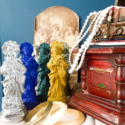 Statuette der Heiligen Erzulie-Freda – zeitlose Farben