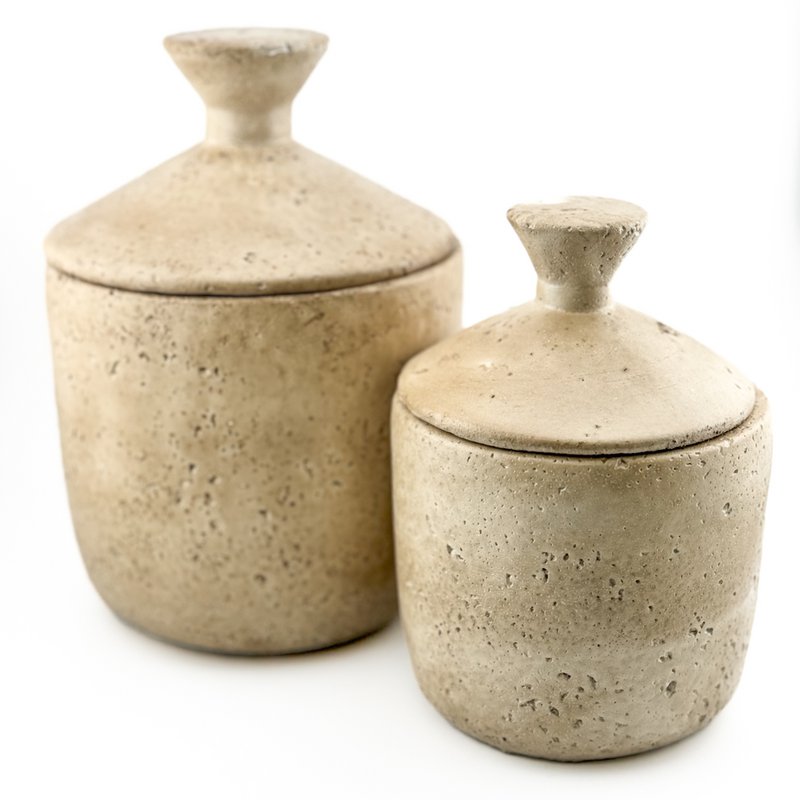 Earthenware pot with beige lid