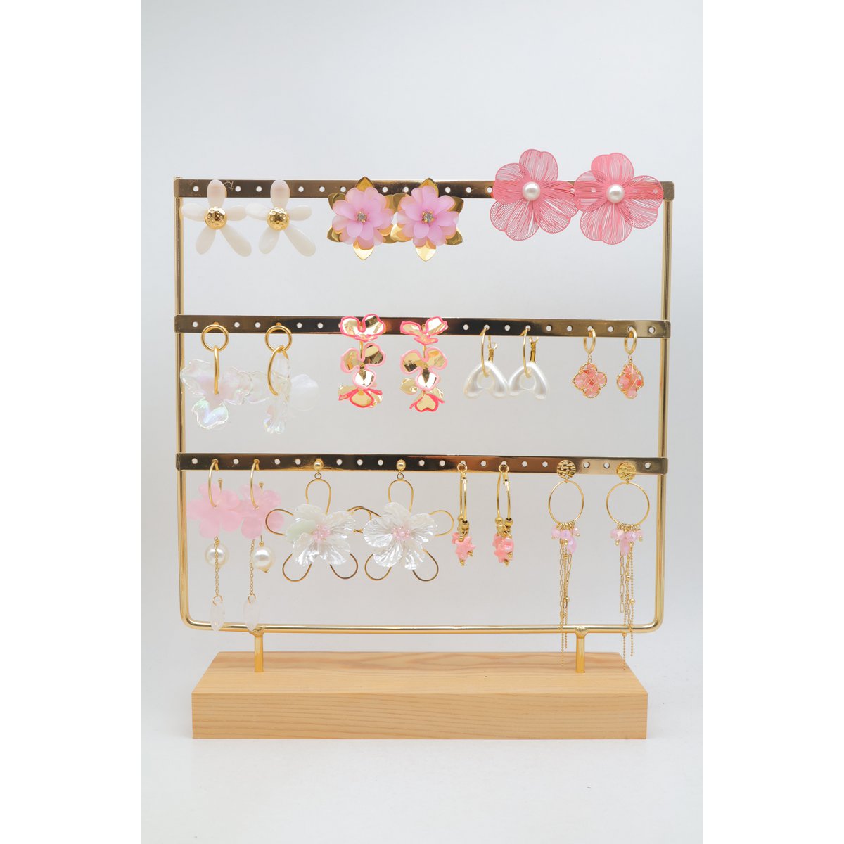 Lot de 11 paires boucles d'oreilles assorties de couleur rose, en acier inoxydable, présentées sur un présentoir métallique avec un socle en bois. Présentoir et bijoux prêts à être exposés directement. L'ensemble est livré et protégé sous papi