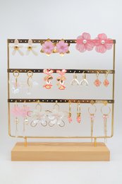 Lot de 11 paires boucles d'oreilles assorties de couleur rose, en acier inoxydable, présentées sur un présentoir métallique avec un socle en bois. Présentoir et bijoux prêts à être exposés directement. L'ensemble est livré et protégé sous papi