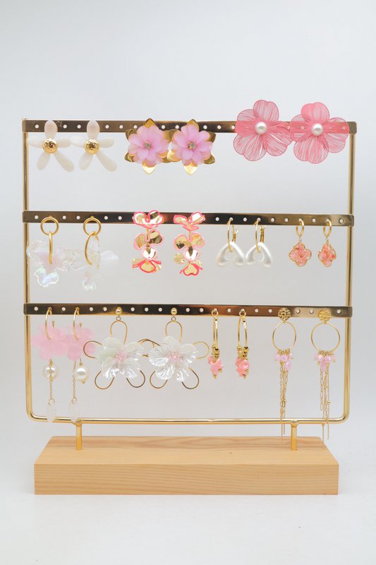 Lot de 11 paires boucles d'oreilles assorties de couleur rose, en acier inoxydable, présentées sur un présentoir métallique avec un socle en bois. Présentoir et bijoux prêts à être exposés directement. L'ensemble est livré et protégé sous papi