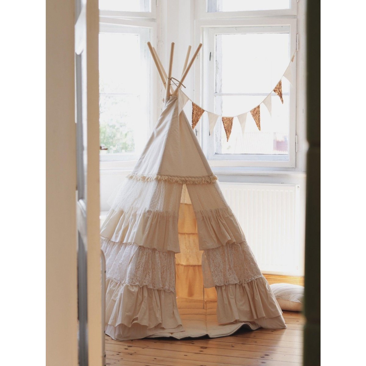 Set „Shabby Chic“ Tipi mit Rüschen und Blättermatte „Weiß“.
