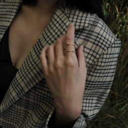Anillo de oro de 18 kilates con doble piedra