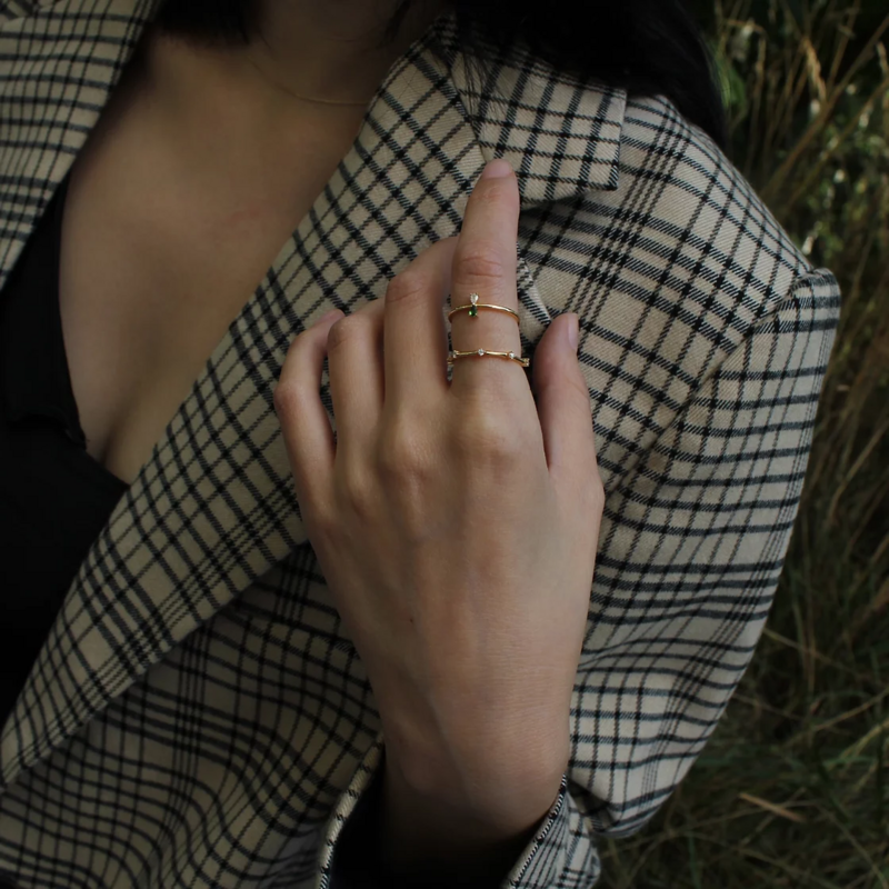 Anillo de oro de 18 kilates con doble piedra
