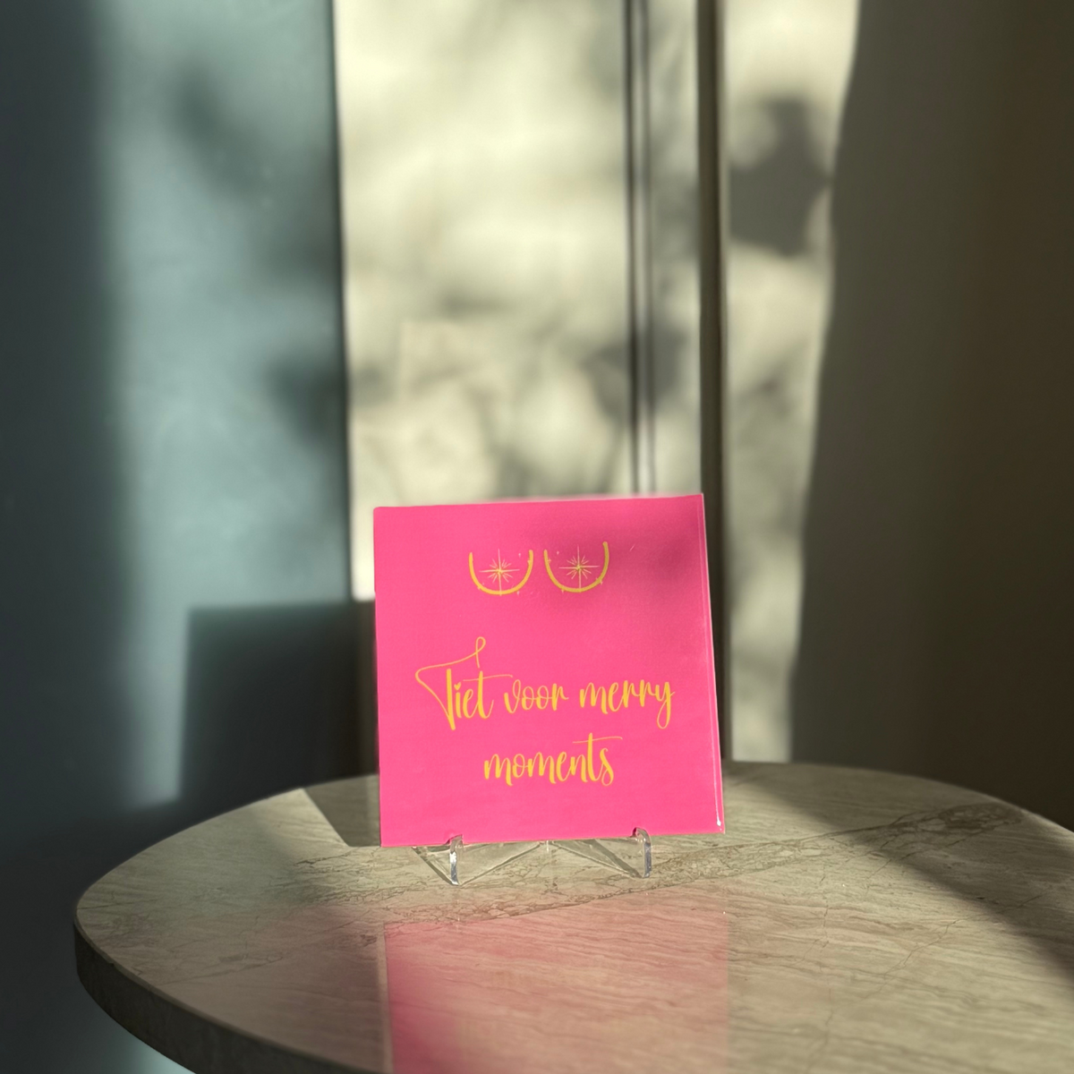Tile – Titten für fröhliche Momente