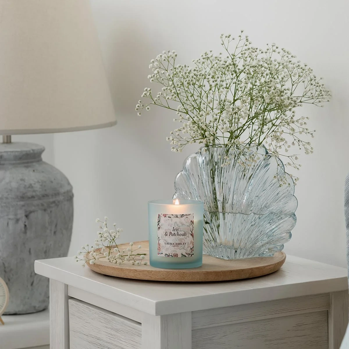 Duftkerze Laura Ashley Iris & Patchouli im Geschenkkarton - 200g