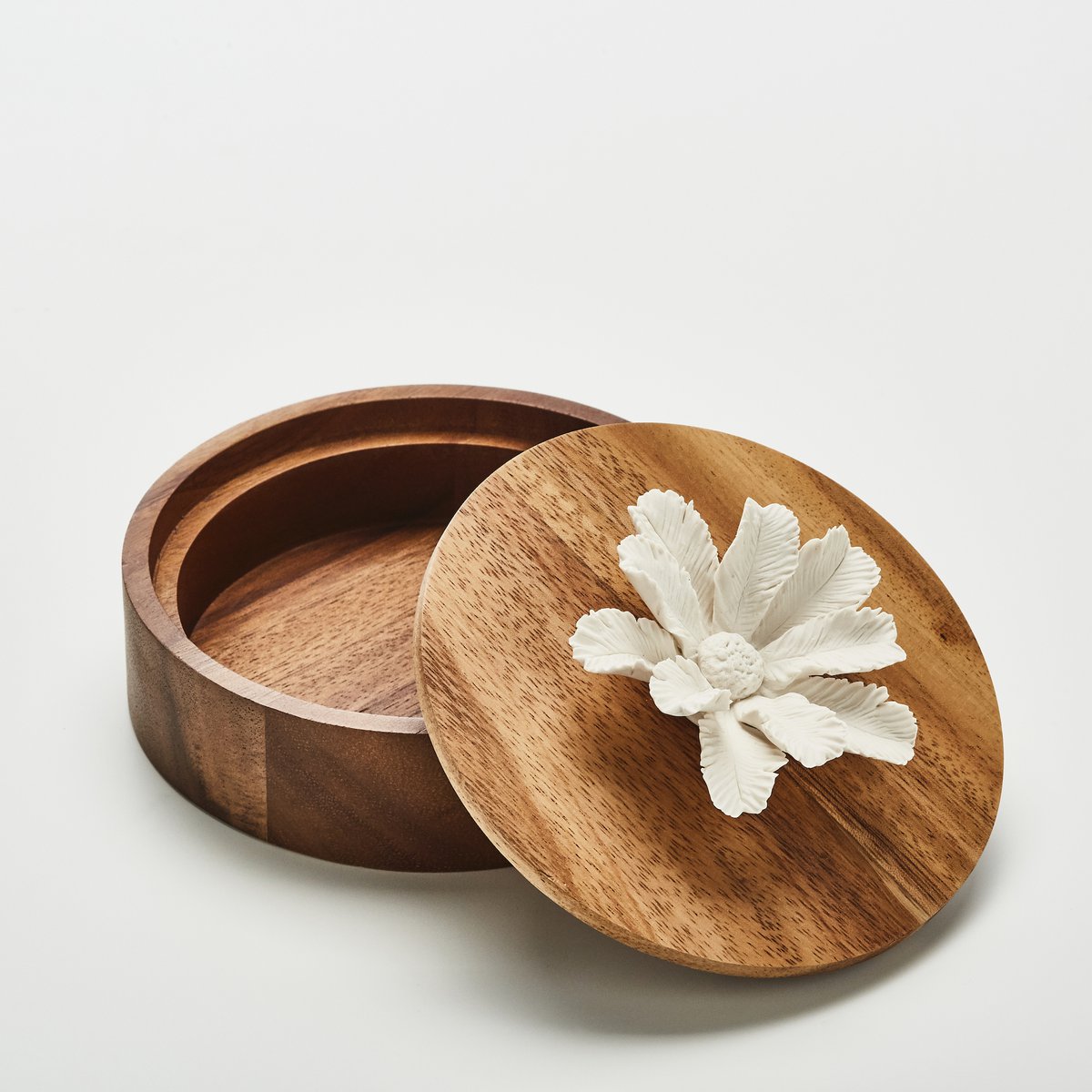 Akazienholzbox mit Porzellanblume – 15 cm – TIARI