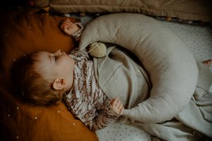 Biologisch mousseline voedingskussen met ritssluiting | Borstvoedingskussen | Tummy Time Support| Benodigdheden voor pasgeborenen| Kinderdagverblijfdecoratie| Babyshowercadeau, Gouden stippen I Handgemaakte pompon