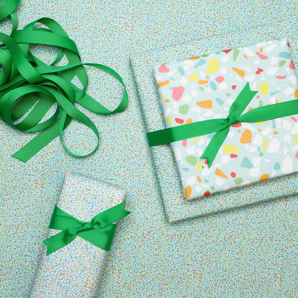 Buntes Geschenkpapier türkis mit Terrazzo Muster, Kinder Geschenke verpacken zum Kindergeburtstag, zur Einschulung oder zur Geburt