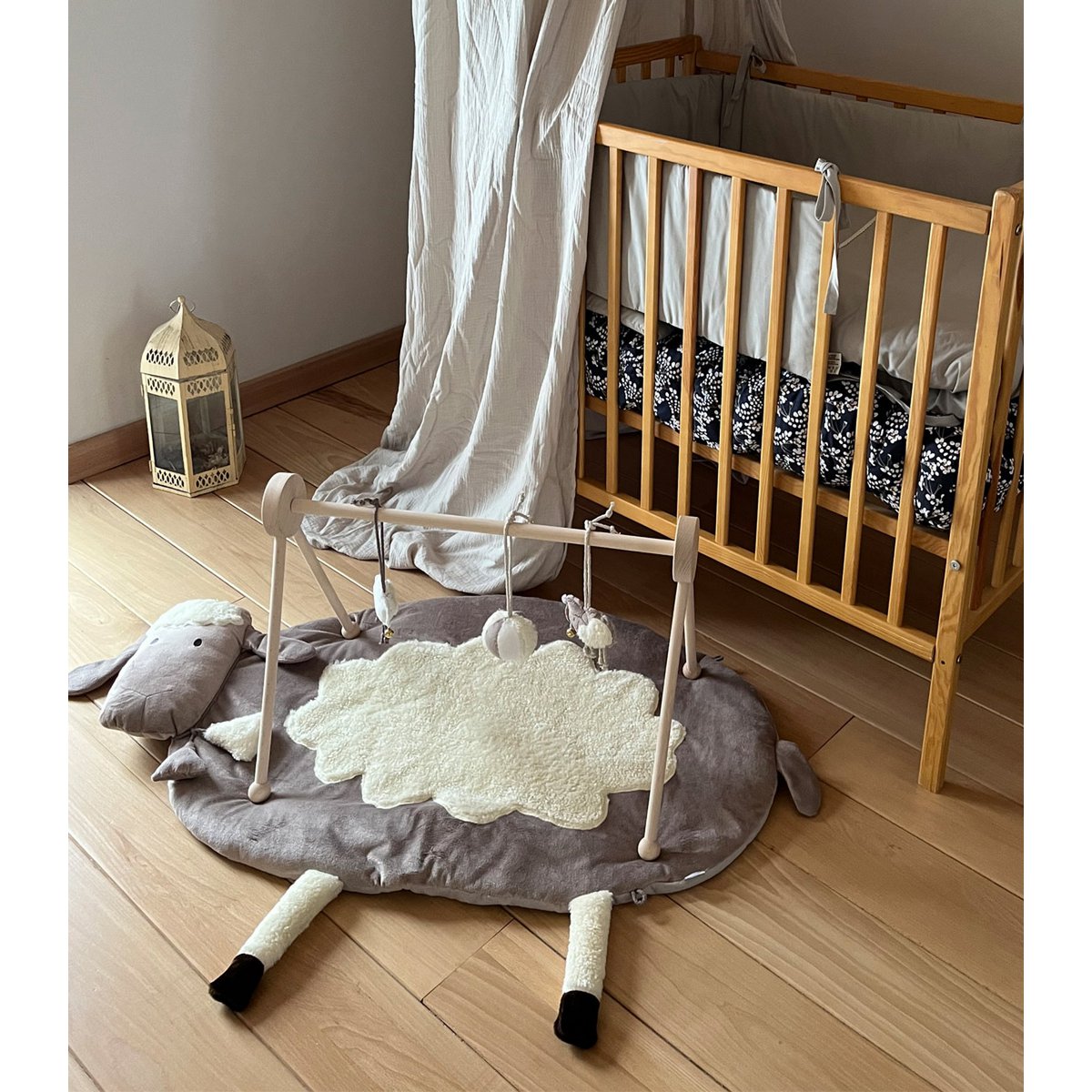 Schaap - houten educatieve babygymstandaard + interactieve mat
