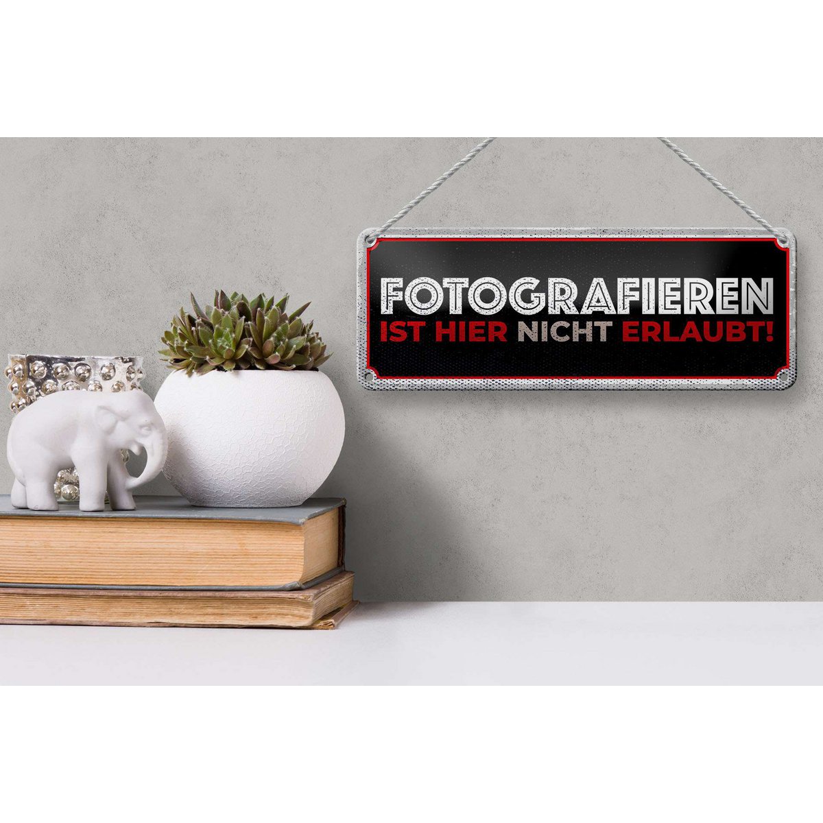 Targa in metallo nota 27x10 cm. Qui non è consentita la fotografia. Targa decorativa