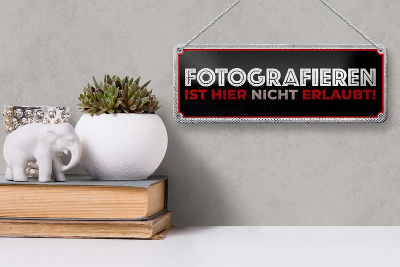 Targa in metallo nota 27x10 cm. Qui non è consentita la fotografia. Targa decorativa