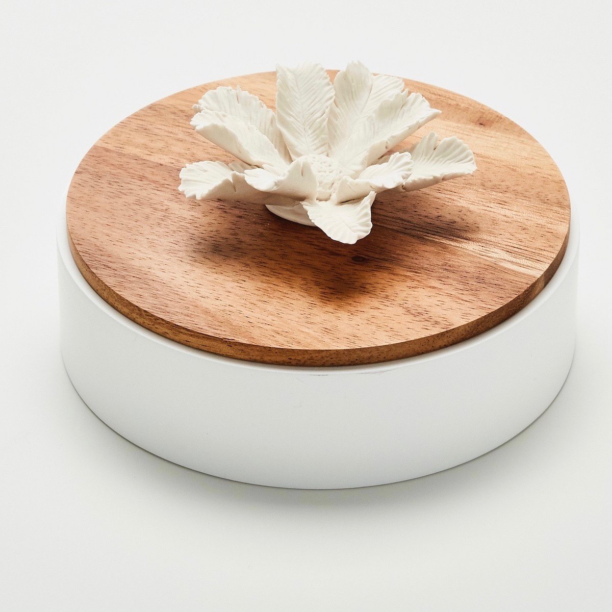NAMOU-Box aus Holz und Porzellan