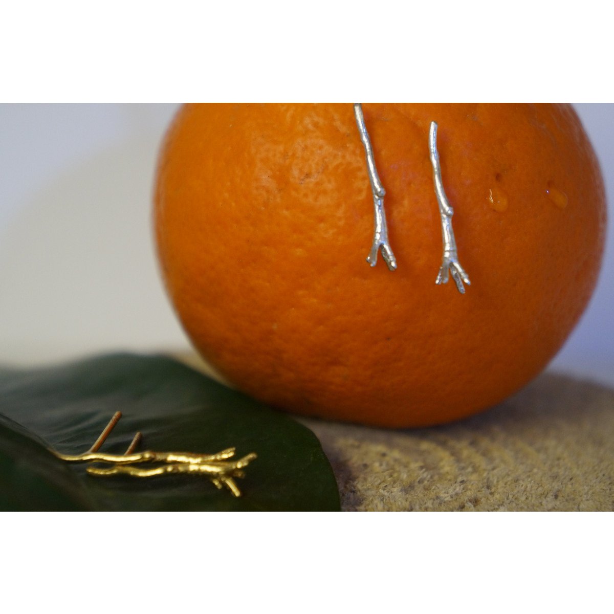 Petites boucles d'oreilles à tige : Jasmine Twig Design - Or sur argent sterling