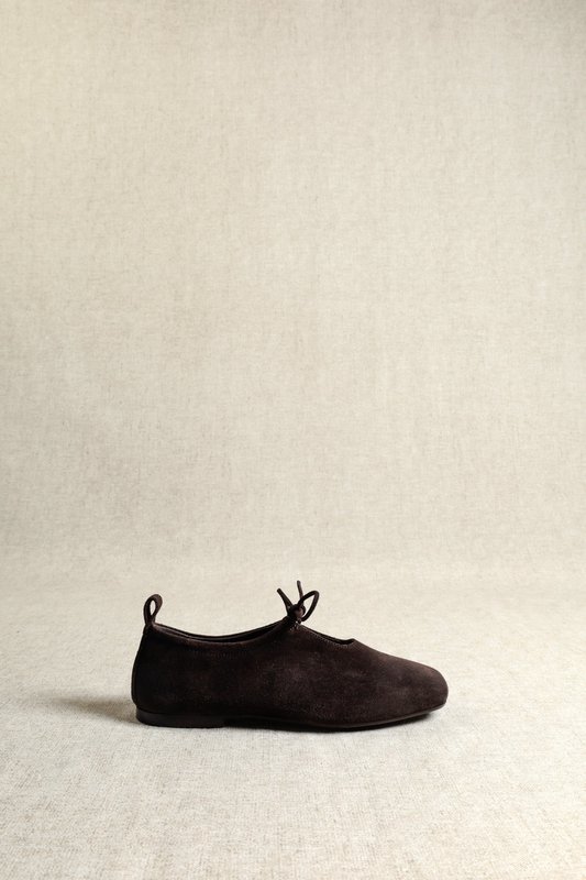 KATY CHOCOLATE – Ballerinas aus weichem Leder mit Schnürung vorne