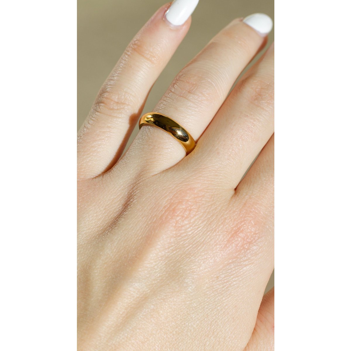 Sylvia - Einfaches konkaves Goldband
