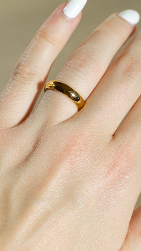 Sylvia - Einfaches konkaves Goldband