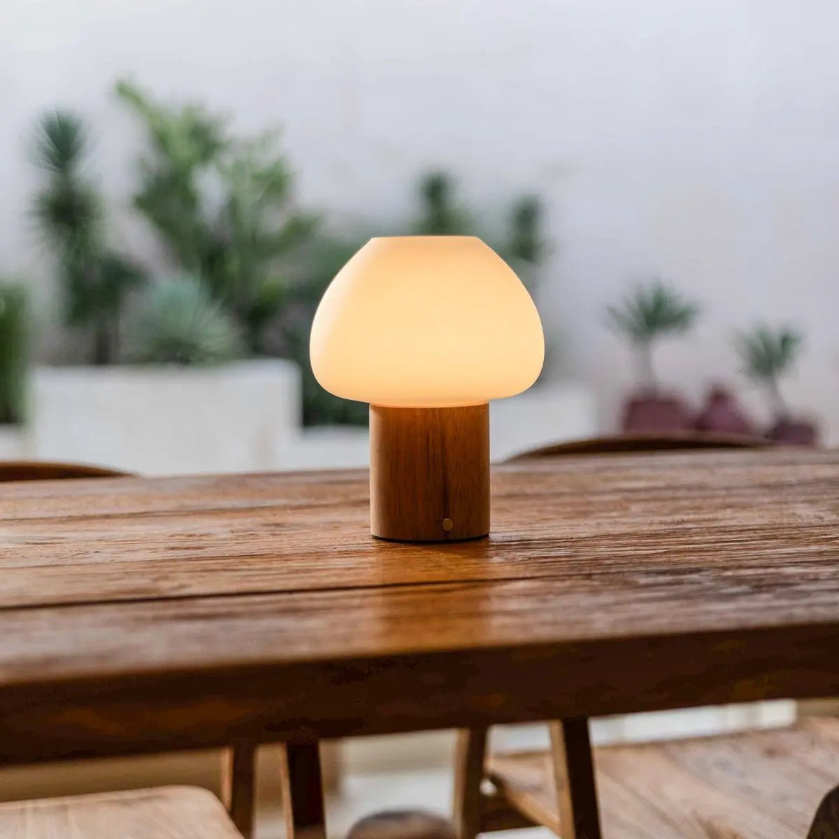 Fynn Hellbraune wiederaufladbare Holzlampe