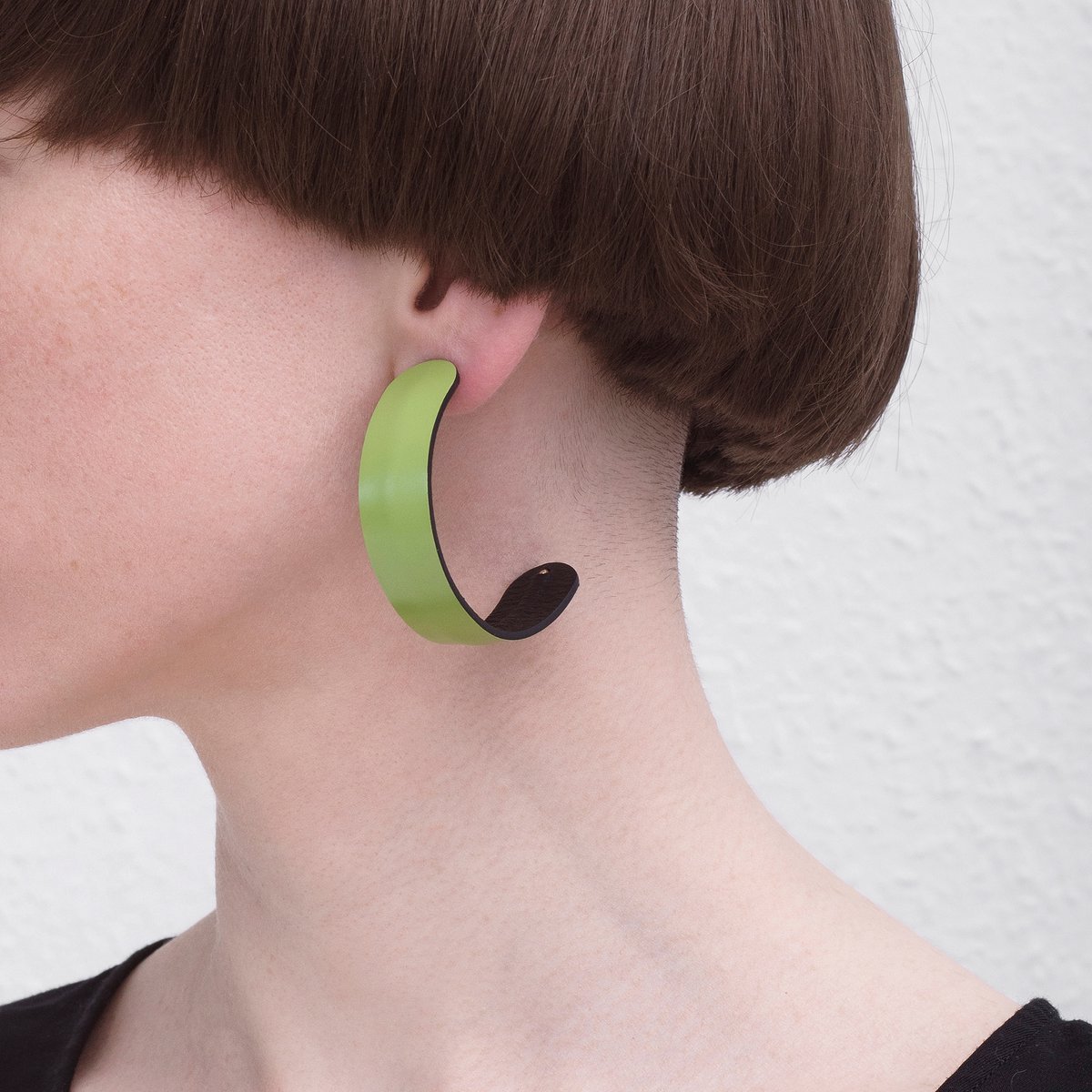 Line hoop earrings green
