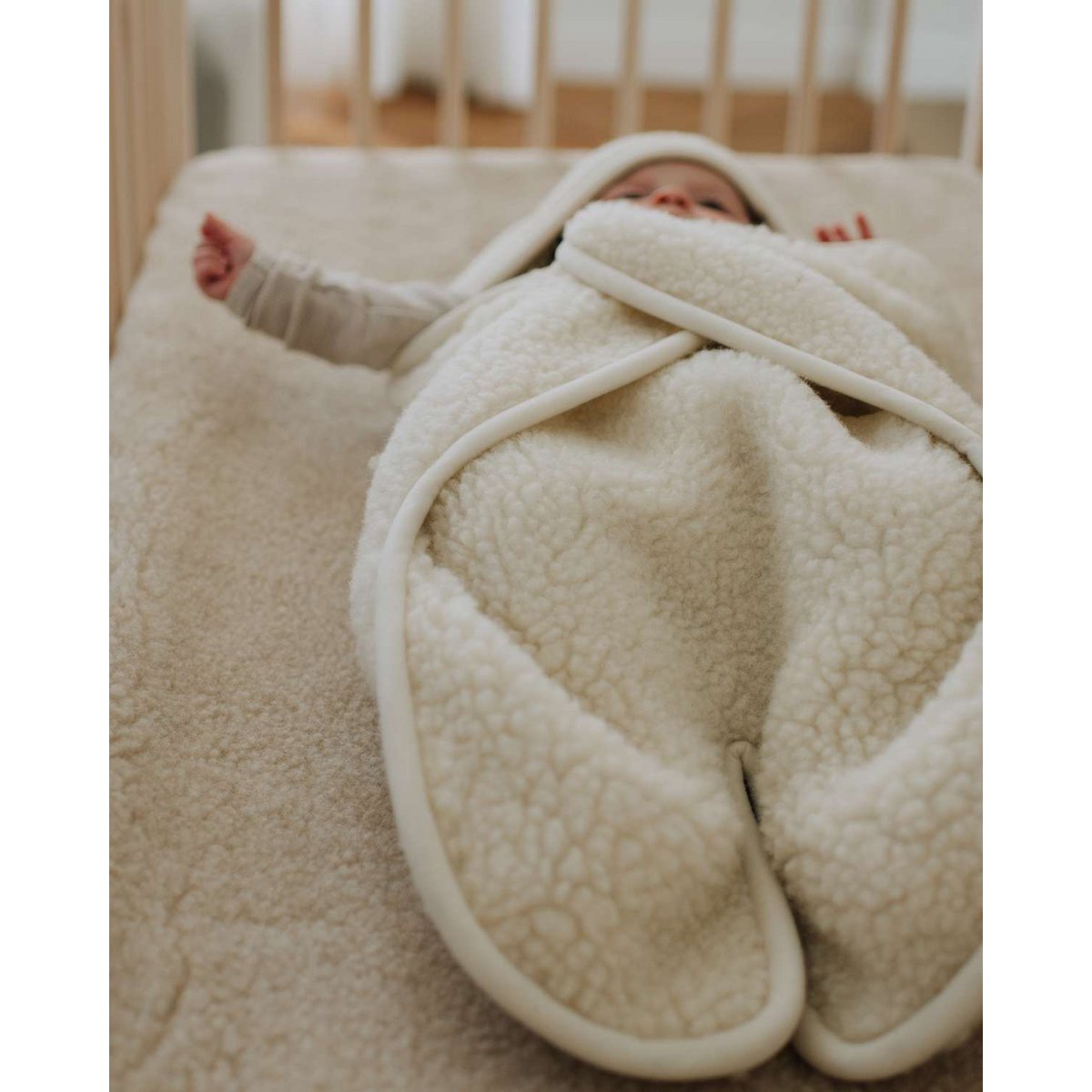 Couverture d'emballage pour bébé avec pieds et capuche - laine mérinos