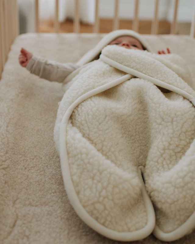 Couverture d'emballage pour bébé avec pieds et capuche - laine mérinos
