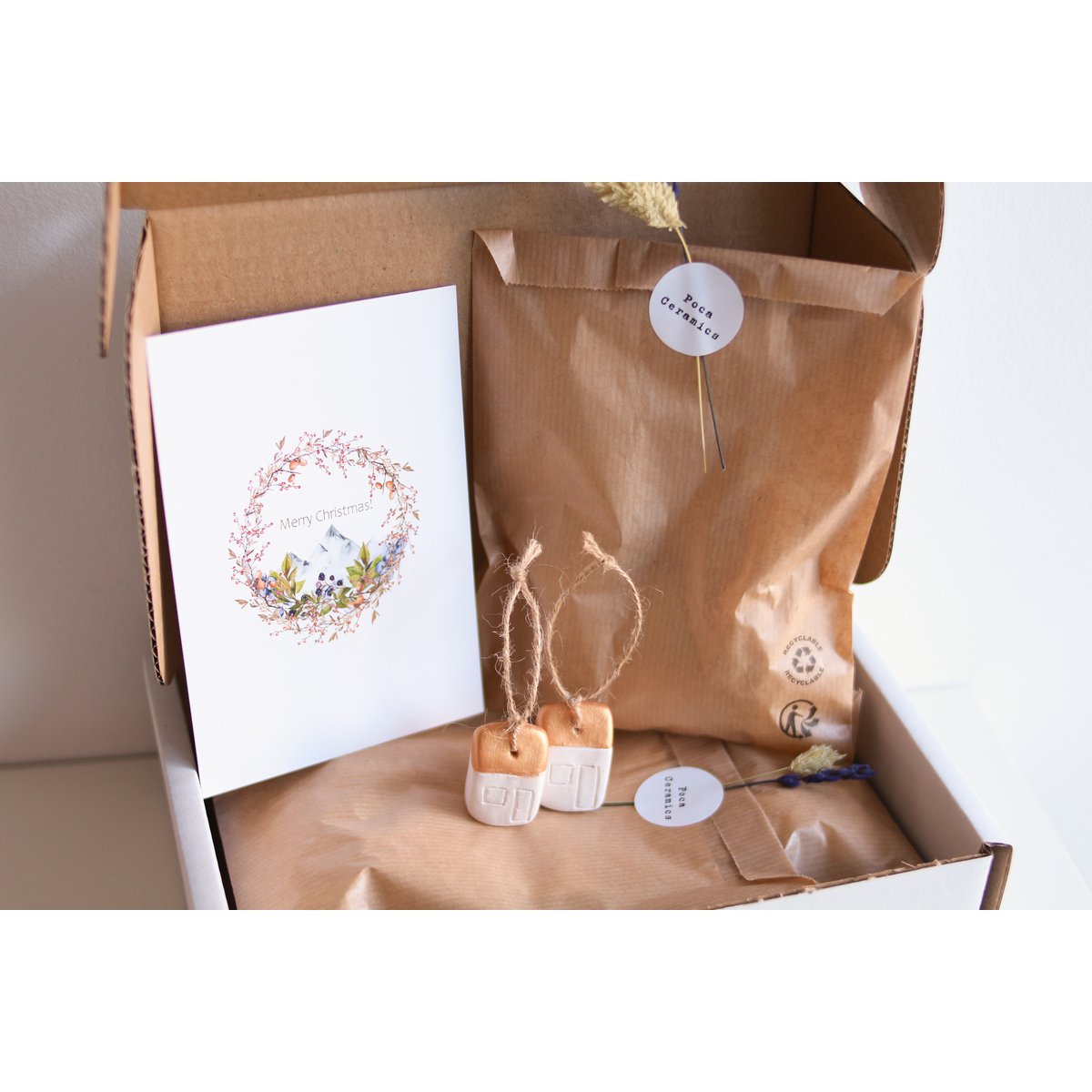 Kerst cadeau: Kerstboomhanger huisjes van  keramiek
