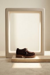 ODDA BEADS CHOCOLADE – Suède Wallabees met veters van harskralen en dikke zool