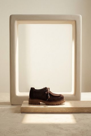 ODDA BEADS CHOCOLADE – Suède Wallabees met veters van harskralen en dikke zool