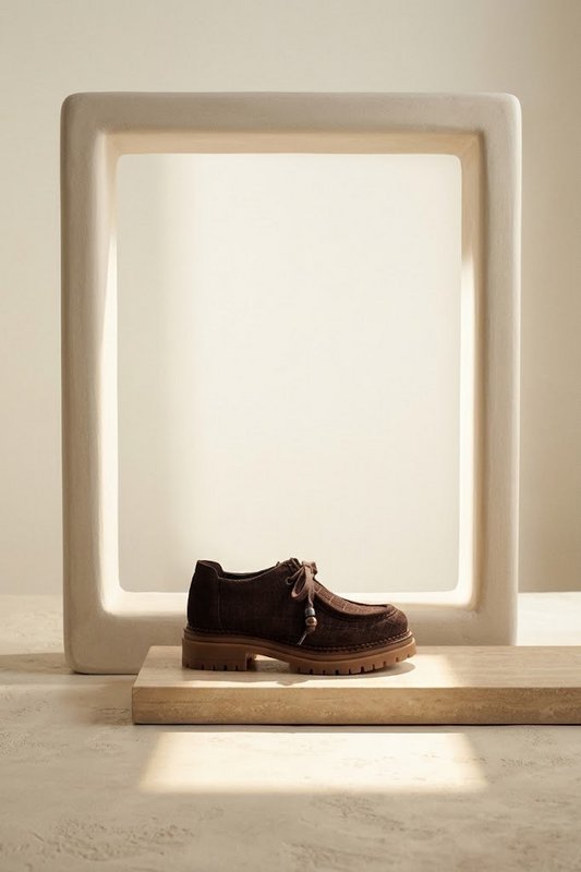 ODDA BEADS CHOCOLADE – Suède Wallabees met veters van harskralen en dikke zool