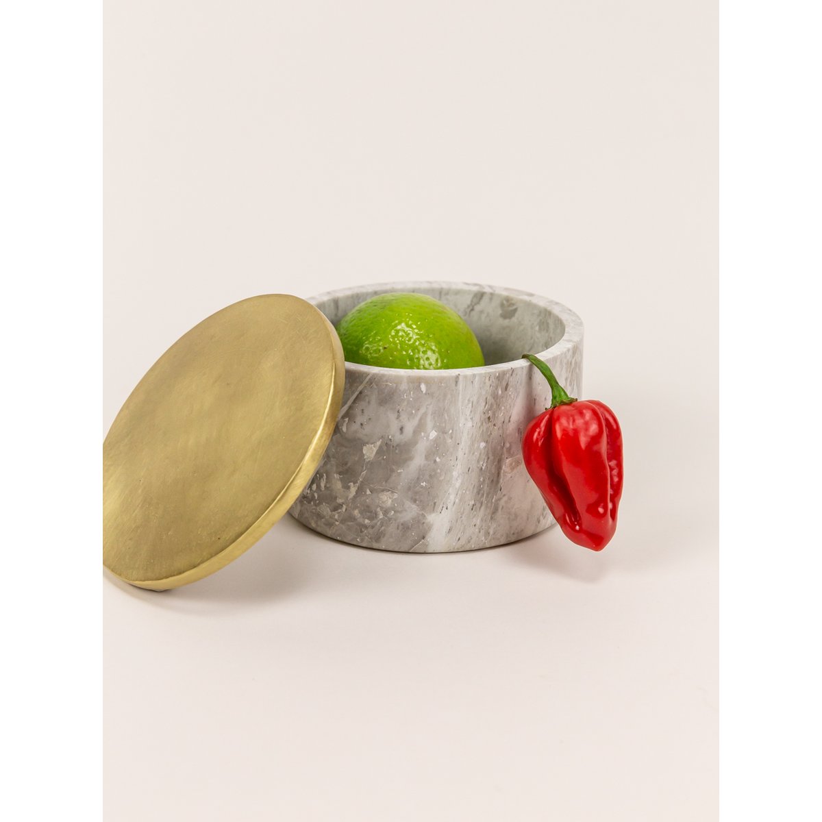Mittlere breite runde Schachtel aus Stein mit kupferfarbenem, messingbeschichtetem Deckel