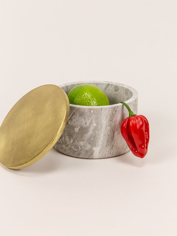 Mittlere breite runde Schachtel aus Stein mit kupferfarbenem, messingbeschichtetem Deckel