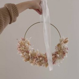 Delicate flowers: dried flower wreath in beige with a gold ring