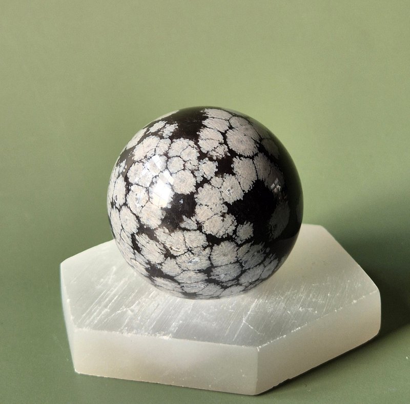Snowflake Obsidian Sphere 4-5 cm – Healing Stone for Balance & Purification Sphere