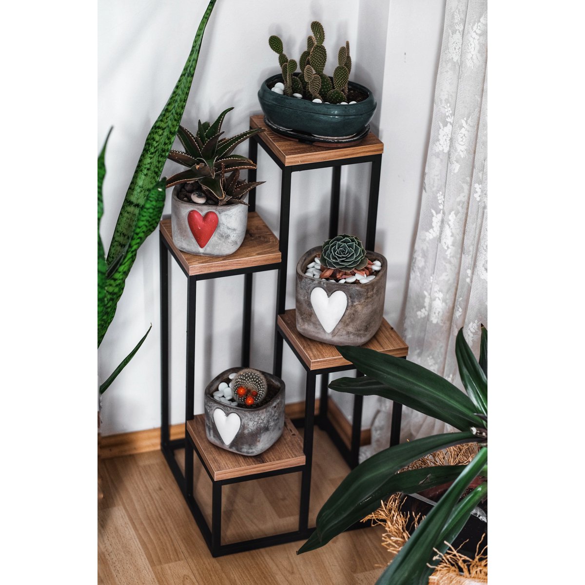 Metalen plantenrek met houten etageres van Naturn Living | Planten etagere | Kruidenrek | Bloemenrek binnen - buiten | Plantenstandaard | Plantenzuil | Mat zwart