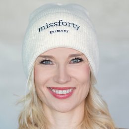Soft, cozy white knitted beanie with "missforty" logo. Ideal for cold weather and as a stylish accessory.