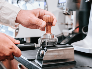 Tamper station for the portafilter - pressure station