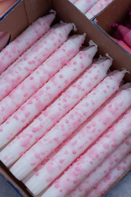 Candele coniche - gocce di coriandoli rosa