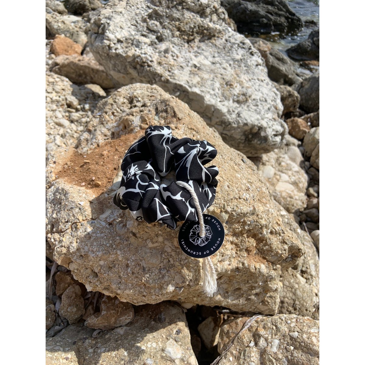 Scrunchie - Black/White Flowers - Recycelt
