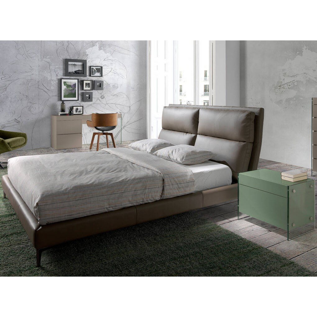Bett mit Kunstlederbezug und Kissen