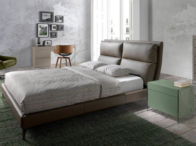 Cama tapizada en polipiel con cojines