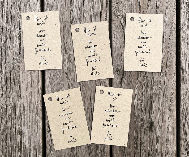 5 x gave tags | Her er min "vi giver os ikke en gave" til dig | Græspapir hængende dag | 85 x 55 mm